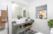 Toilet Kamar 2 LxWay Apartments Alfama Salvador