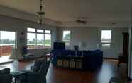 Ruang Umum 5 Downtown Condo With Lake & BAY Views