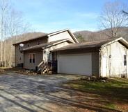 Exterior 2 Comfortable Mountain Home near Everything yet Private