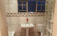 Toilet Kamar 6 Self Catering Studio Cottage