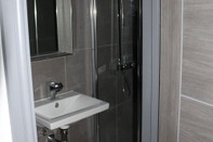 In-room Bathroom Townhouse @ 282 Walthall Street Crewe