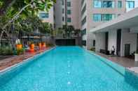 Kolam Renang Summer Suites Residences By Plush