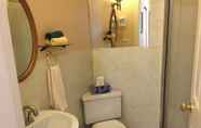 Toilet Kamar 3 Cozy Bedrooms Guest House