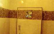 Toilet Kamar 5 Hotel Sunshine