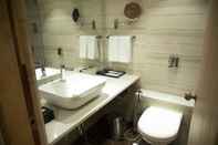 Phòng tắm bên trong Regenta Central Harsha Vapi