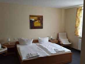 Bedroom 4 Hotel Merkur Garni