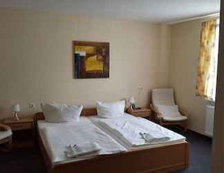 Bedroom 2 Hotel Merkur Garni