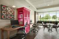 Functional Hall Home2 Suites by Hilton Overland Park