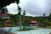 Swimming Pool Villa Pinggir Danau Puncak for 30 pax