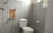 Toilet Kamar 7 Villa Danau 5 Bedroom for 50 pax