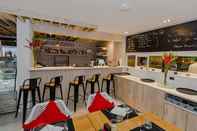 Bar, Kafe, dan Lounge Oceanstone Phuket by Holy Cow 1-BR room