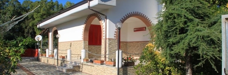 Bên ngoài Villa Carmela