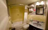 Toilet Kamar 4 Quality Inn & Suites New Hartford - Utica