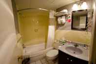 Toilet Kamar Quality Inn & Suites New Hartford - Utica