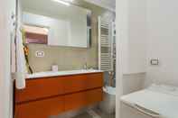 In-room Bathroom San Felice Colourful Studio