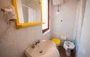 Toilet Kamar 6 Residence Le Grazie Est