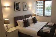 Bedroom Week2Week Spacious City Centre Apartment with 2 En-suites