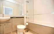 In-room Bathroom 7 Week2Week Executive Flat Newcastle