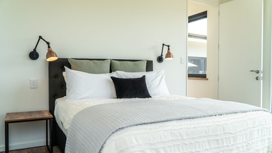 Bedroom 4 Farrant Drive - Sleeps 8 - Lake & Mountain Views - Modern & Stylish