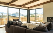 Ruang Umum 6 Farrant Drive - Sleeps 8 - Lake & Mountain Views - Modern & Stylish