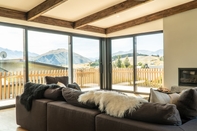 Ruang Umum Farrant Drive - Sleeps 8 - Lake & Mountain Views - Modern & Stylish