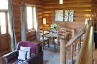 Ruang Umum Newland Valley Log Cabins
