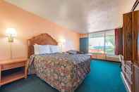 Bedroom Castle Inn & Suites