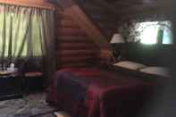 Kamar Tidur Redwood Log Cabin