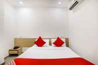 Kamar Tidur Hotel D Veeray by Sky Stays