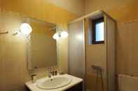 In-room Bathroom Sofia Limeni View