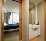 In-room Bathroom 2 Oceanstone Phuket by Holy Cow 704