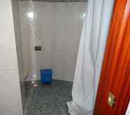 In-room Bathroom 7 Hostal la Redonda