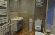 Toilet Kamar 7 Gite de 9 - Le Tournesac