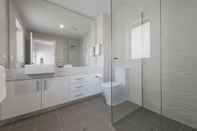 Toilet Kamar Astra Apartments Merewether