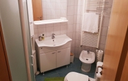 Toilet Kamar 3 Apartments Dominik