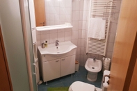 Phòng tắm bên trong Apartments Dominik