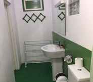 Toilet Kamar 4 The Rivendell - Hostel