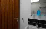 Toilet Kamar 2 Rosalie Annexe