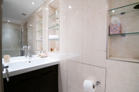 In-room Bathroom Delightful Kensington Home close to Hyde Park