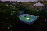 Swimming Pool Som Hemma Gardscafe Bed & Breakfast