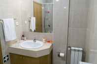 In-room Bathroom Madalena Beach Apartment by MP