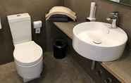 Toilet Kamar 2 Avaneo Hotel Marktredwitz