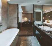 In-room Bathroom 4 Tulip Inn Huaxi Hotel - Guiyang