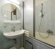 In-room Bathroom 2 Vitalo 402