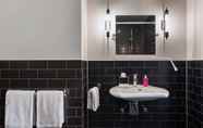 In-room Bathroom 5 Moxy Frankfurt Airport Kelsterbach