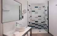 In-room Bathroom 7 Aloft Madrid Gran Via