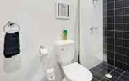 Toilet Kamar 6 Studio 64 Oyster Bay Modern 3 Bedroom