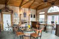 Bar, Kafe, dan Lounge Rellik House. Winery and Alpaca Farm