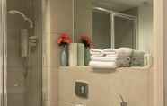 In-room Bathroom 5 The Greengates Apartments 4