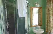 Toilet Kamar 5 Holywell Guest House
